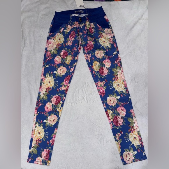 Women's Gold and Floral Pants Set - Picture 2 of 3